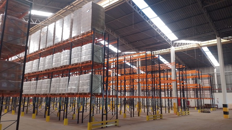 Alguns paletes no novo centro de distribuição de Ibiporã, no norte do Paraná