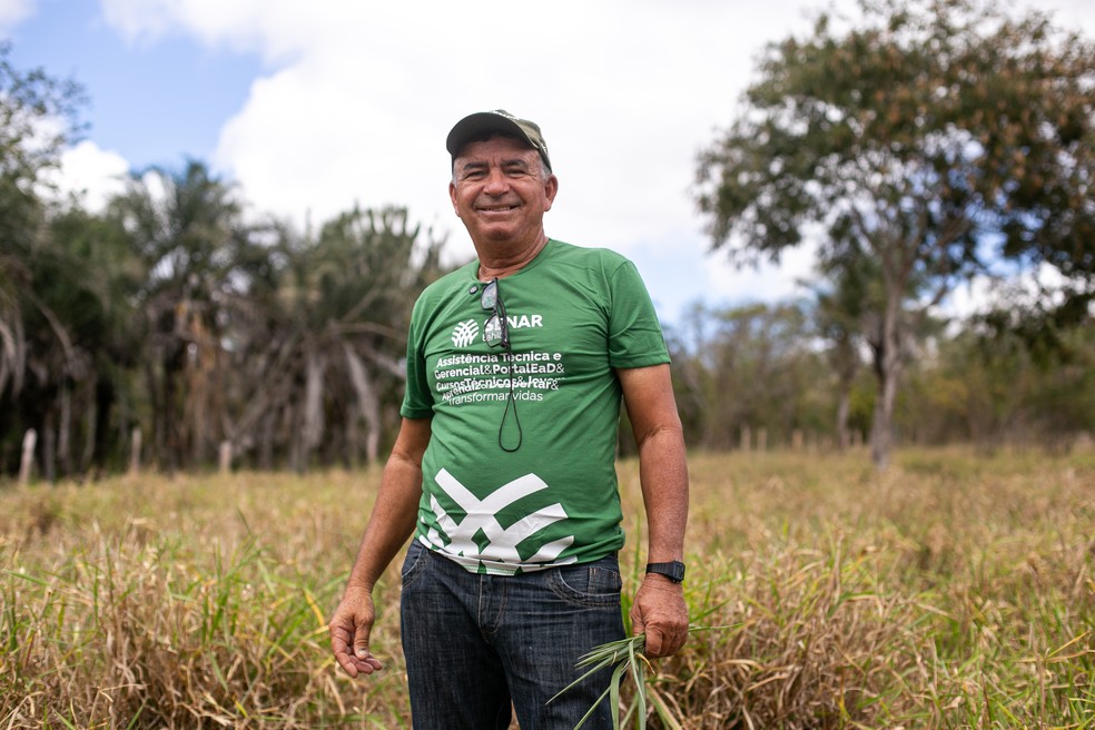 O produtor rural José Santos Souza viu sua produção passar de 40 litros/dia, com 14 vacas, para 441 litros/dia, com 21 vacas em lactação com o uso dos nutrientes descobertos na pesquisa — Foto: Amanda Tropicana