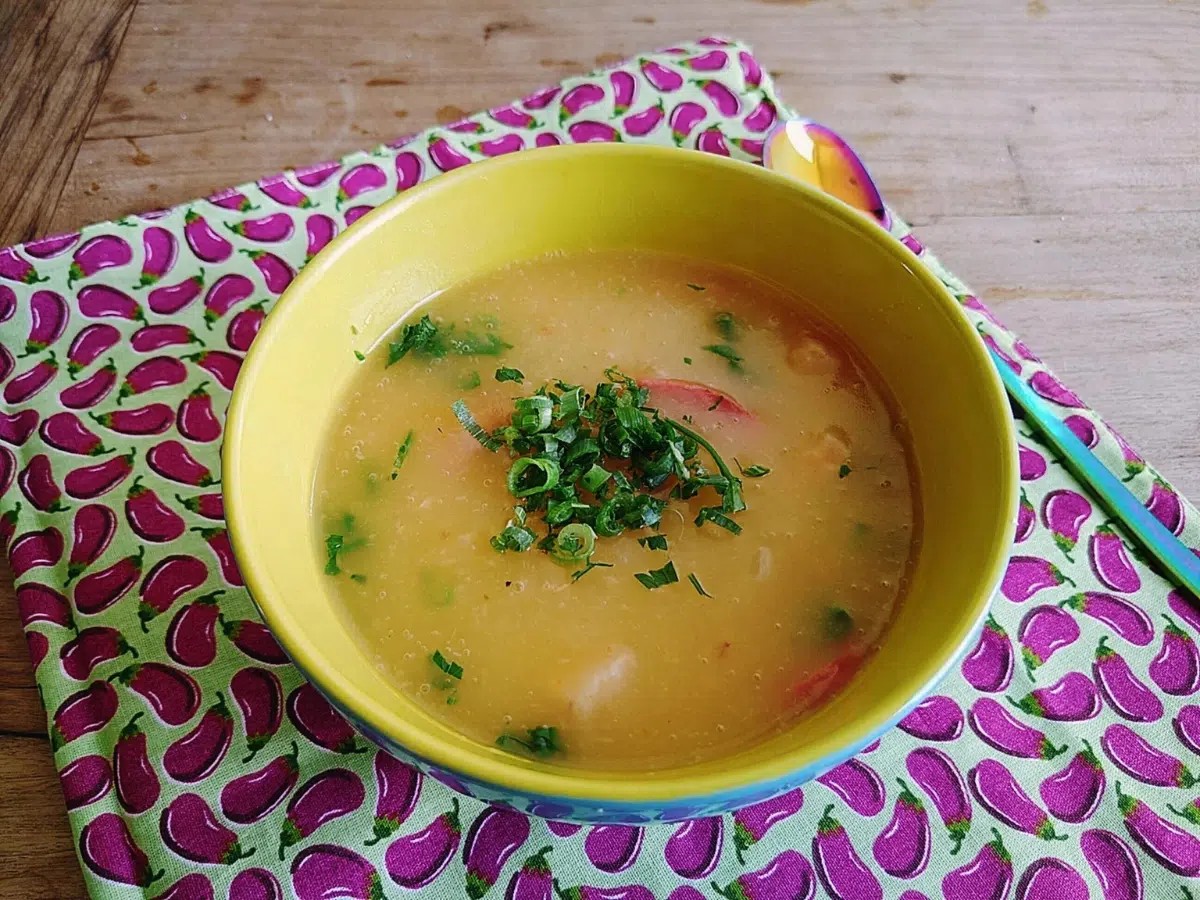 Caldo de mandioca com bacon: cremoso e fácil de preparar em casa