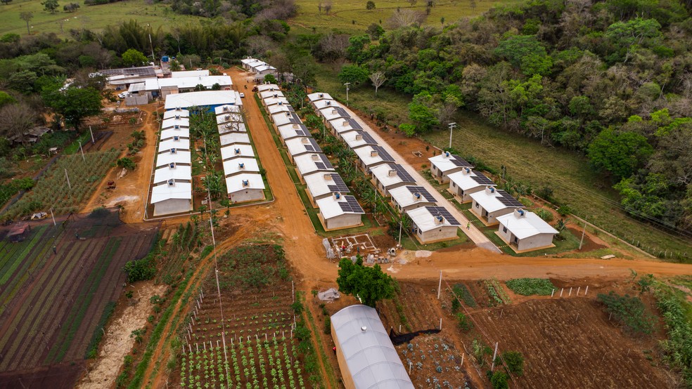 ESTRUTURA COMPARTILHADA | No entorno das moradias, há parcelas de floresta e árvores frutíferas — Foto: Thiago de Jesus