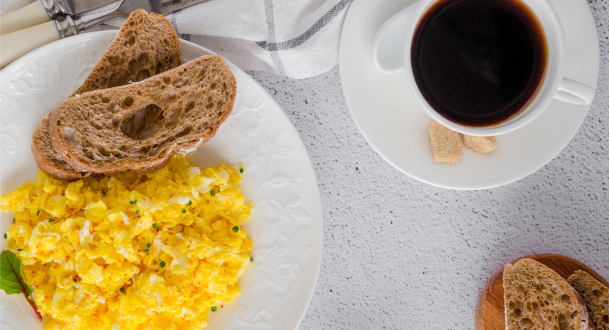 Café da manhã mais caro? Entenda alta nos preços do ovo e do café