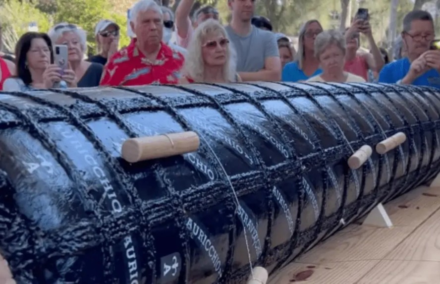 Mercearia americana surpreende clientes com queijo italiano gigante