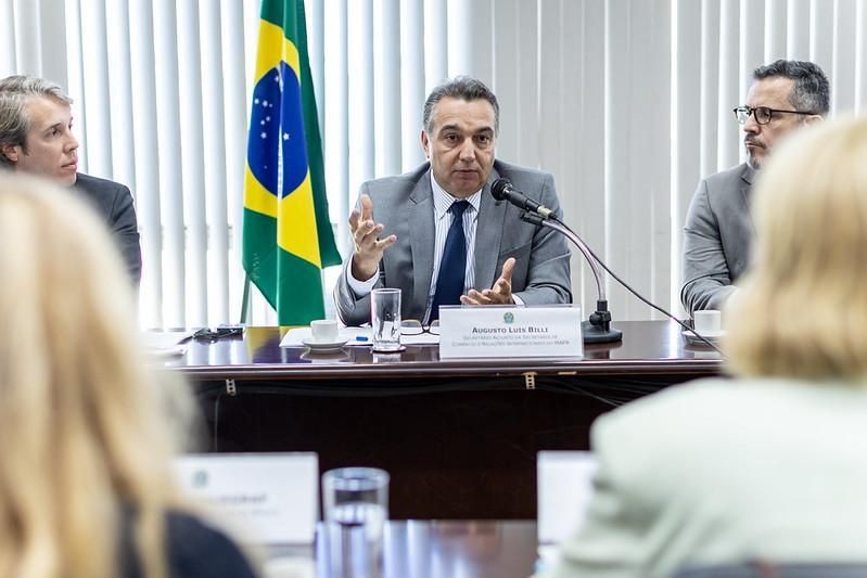‘Estão culpando a pessoa errada pelo desmatamento no Brasil’, diz secretário do Mapa