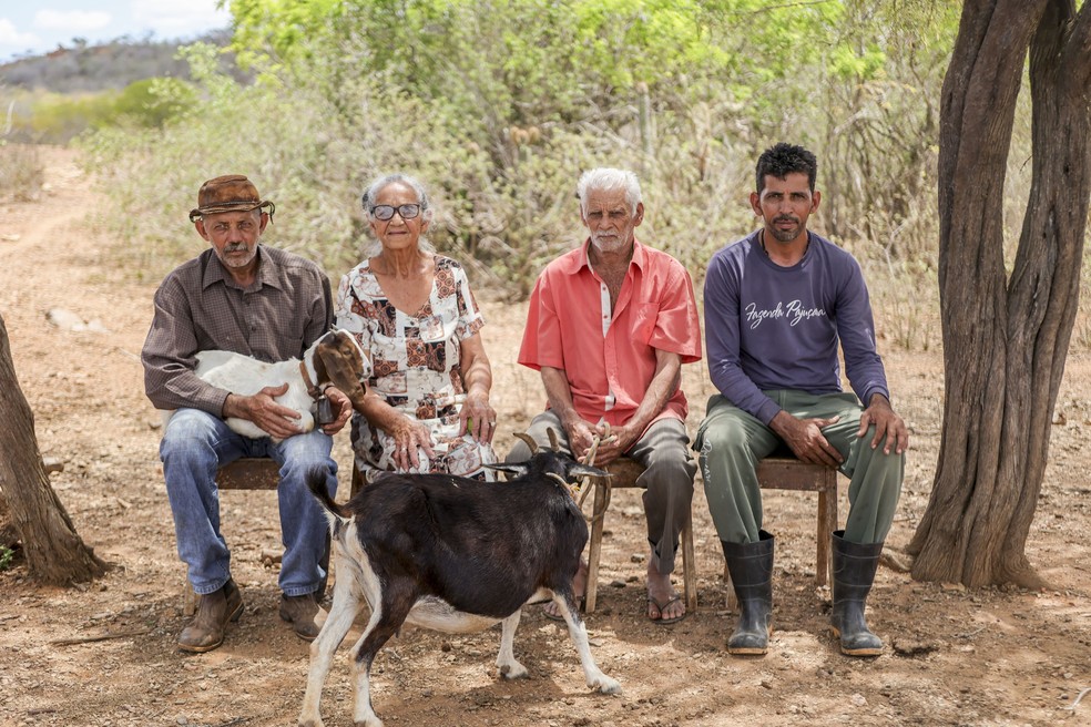 Da direita para esquerda, Lúcio Conceição Santos, seu pai Maurício Pereira dos Santos, sua mãe Tereza Aquilina da Conceição, e seu irmão João Maurício da Conceição — Foto: Rogério Albuquerque/Ed Globo