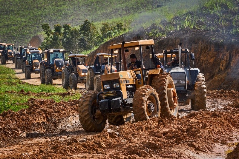 Expedição reúne tratores de várias gerações no Oeste da Bahia