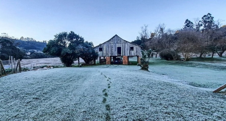 Frio causou geada em várias cidades de SC e RS neste domingo (30/6)