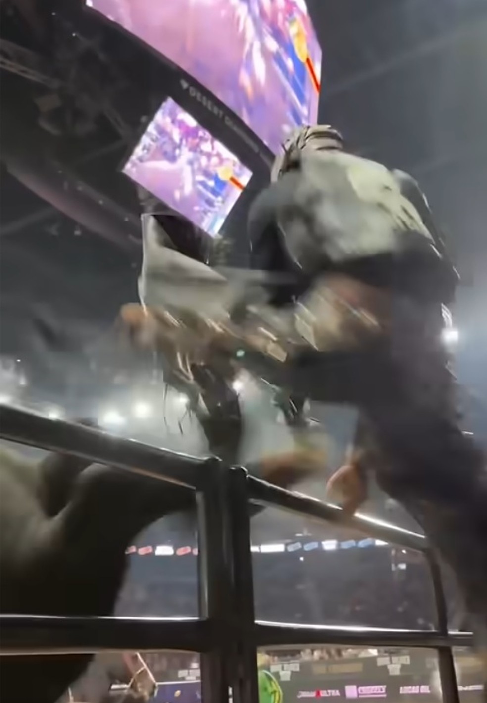 Touro chuta peão, que vai parar na arquibancada — Foto: Reprodução/Youtube/PBR