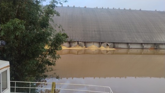 Armazém da Bianchini com 100 mil toneladas de soja se rompe após enchente em Canoas