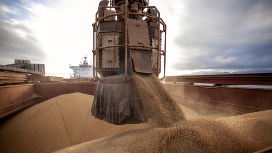Por que portos de grãos do Brasil estão perto do limite, segundo banco holandês