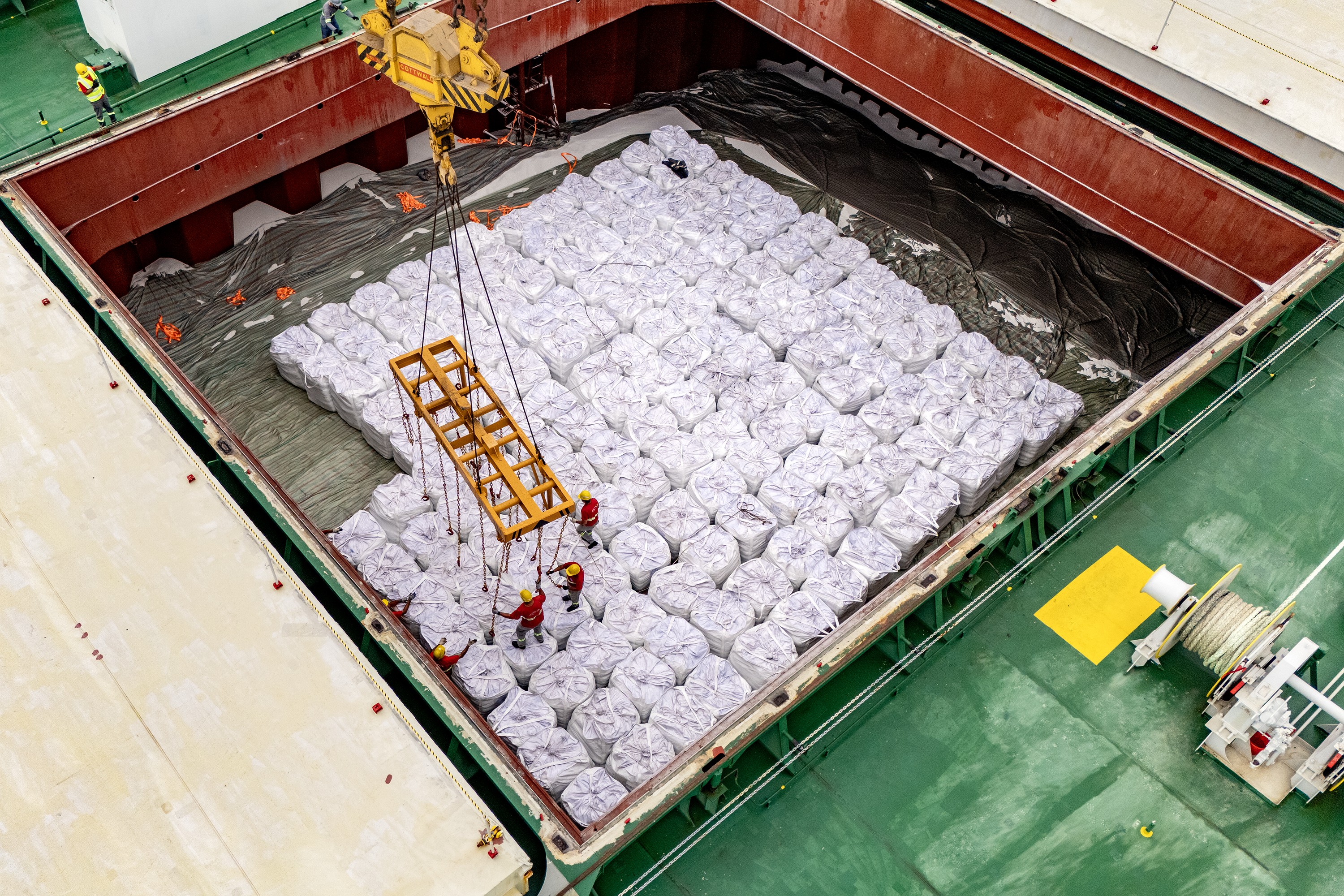 Tensões entre EUA e Irã ameaçam fornecimento de fertilizantes para o Brasil