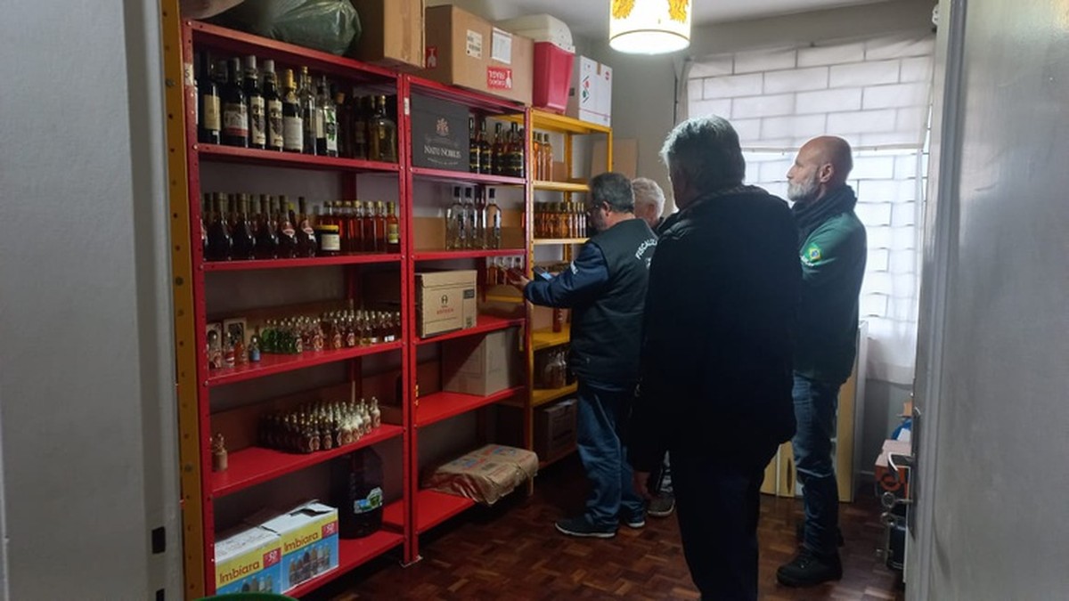 Ministério da Agricultura e Polícia Civil apreendem bebidas clandestinas em Curitiba