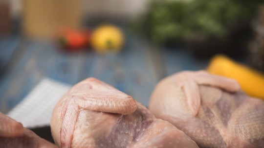 Carne de frango segue mais competitiva do que a suína, informa Cepea