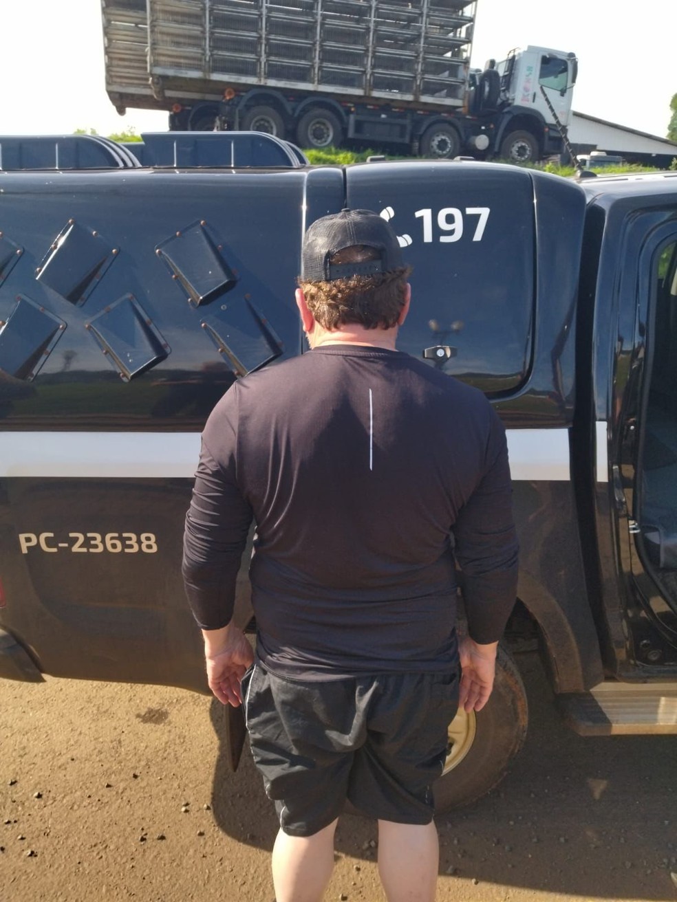Empresário foi abordado pelos policiais durante um passeio em um parque em Francisco Beltrão (PR) — Foto: Polícia Civil/PR