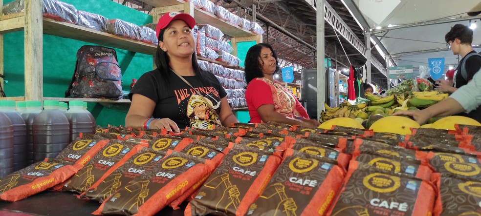 Venda dos lotes de café é feita em feiras e mercearias regionais. Na imagem, Jaqueline e Leinha, que também produzem café — Foto: Globo Rural/Isadora Camargo