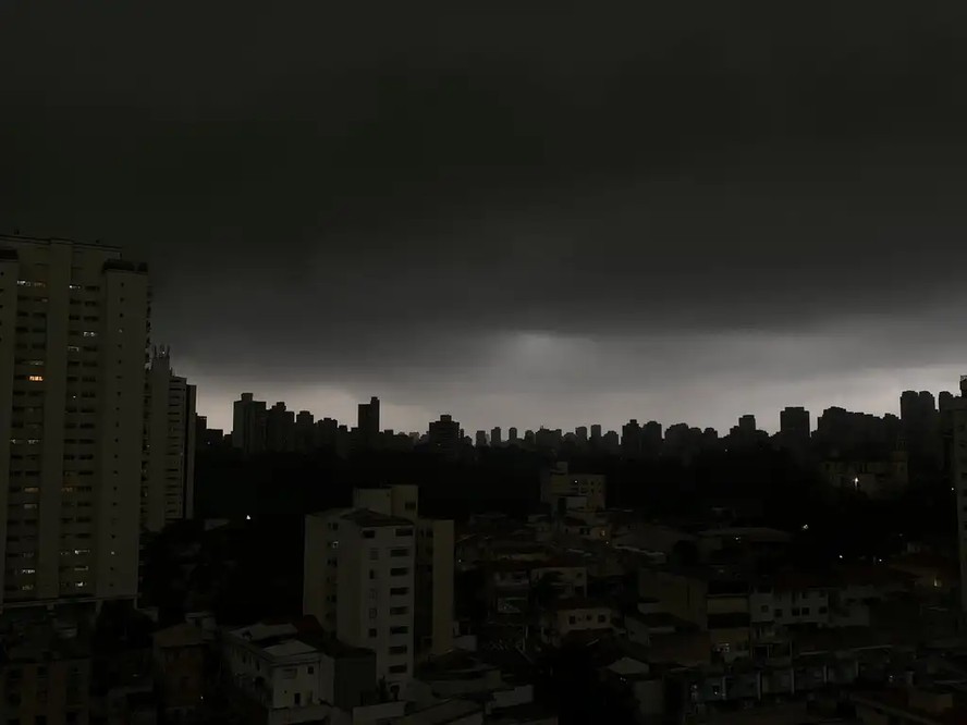 Por que está chovendo tanto? Meteorologistas respondem