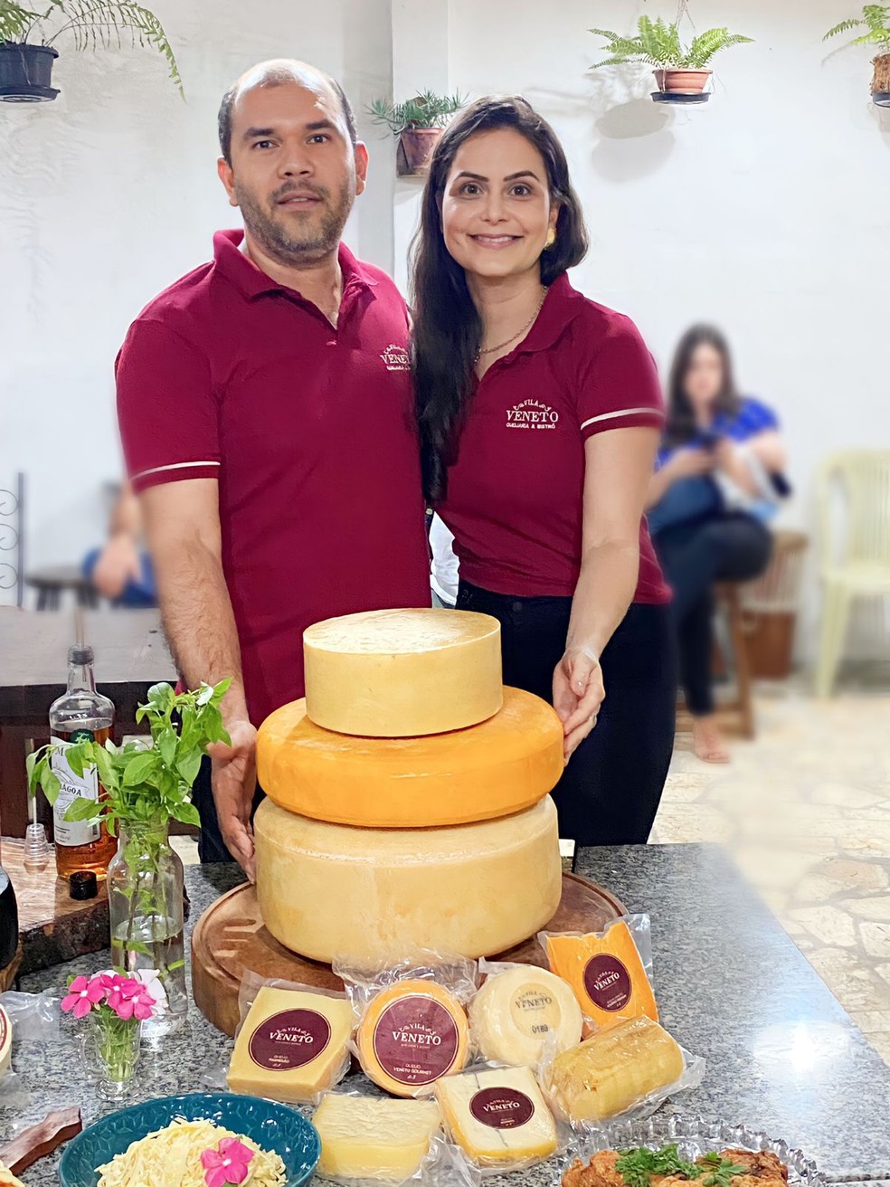 Roberto Cuzini e a mulher, Renata, mostram queijos autorais da Vila Veneto — Foto: Divulgação