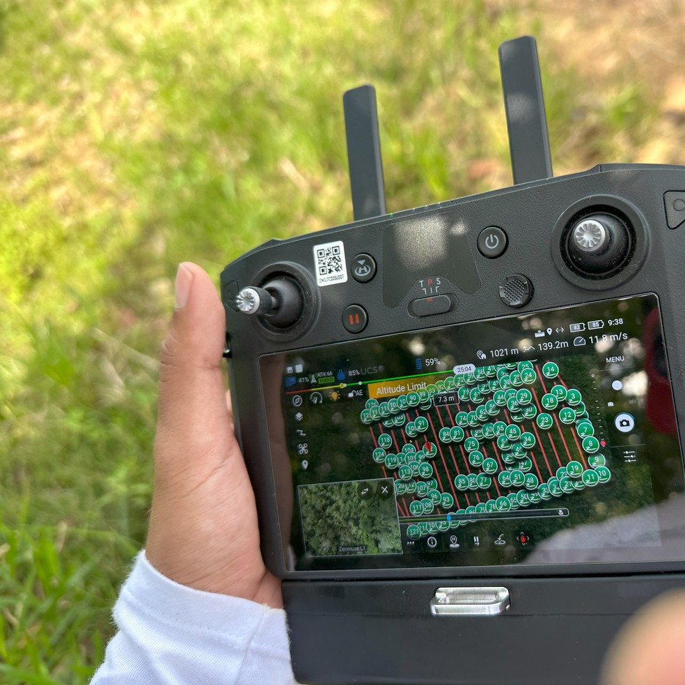 Acompanhamento em tempo real, de voo de drone no mapeamento florestal da ferramenta Netflora da Embrapa — Foto: Mauricilia Silva / Embrapa