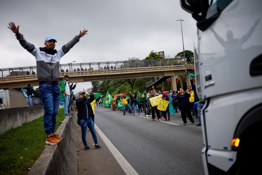 Bolsonaro pede fim dos bloqueios; 11 Estados mantêm protestos