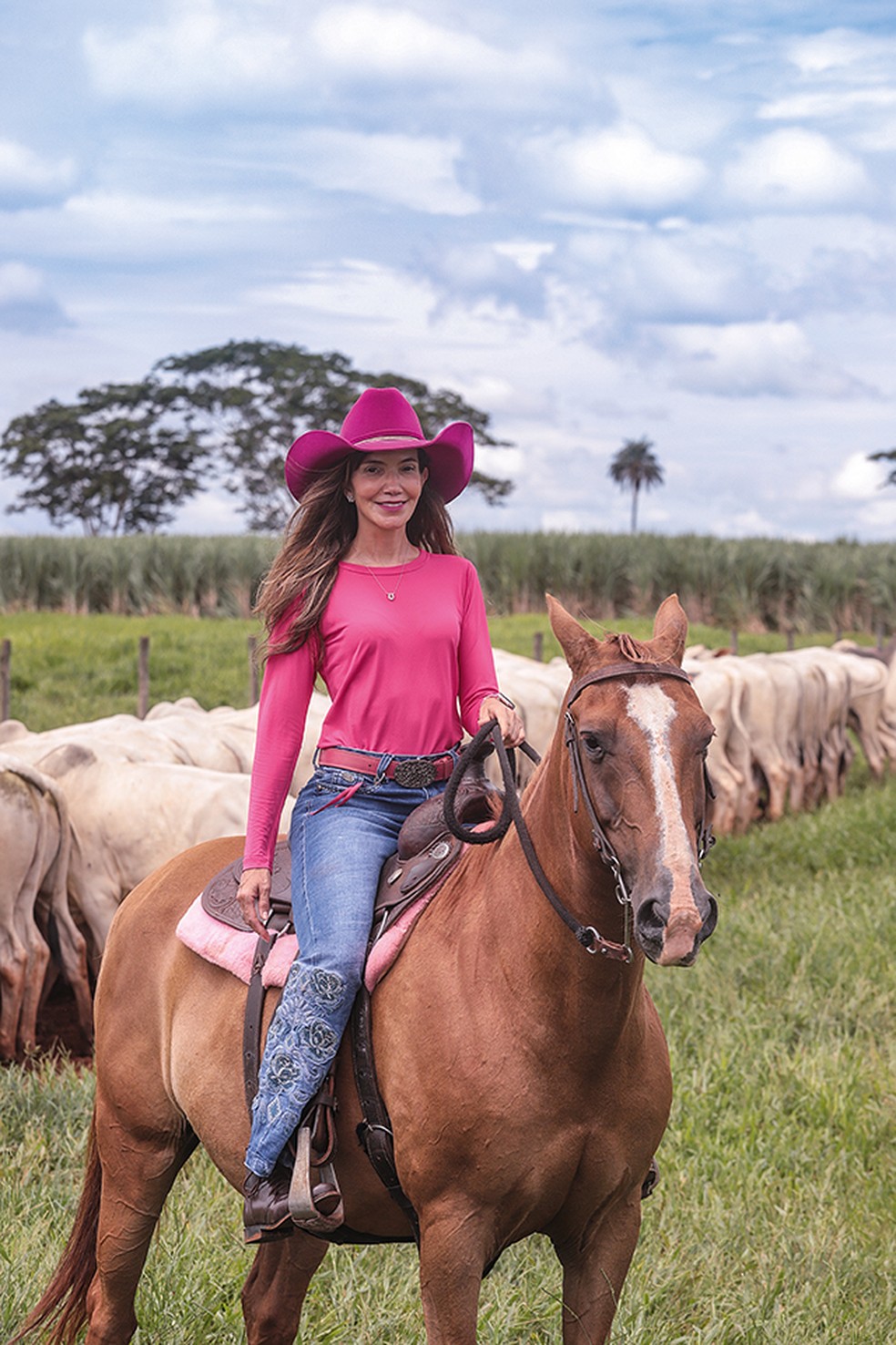 Pecuarista Cris Moares, de Barretos (SP): a cor é a marca registrada da produtora, que aumentou de 0,5 para oito a lotação média por hectare — Foto: Ricardo Benichio