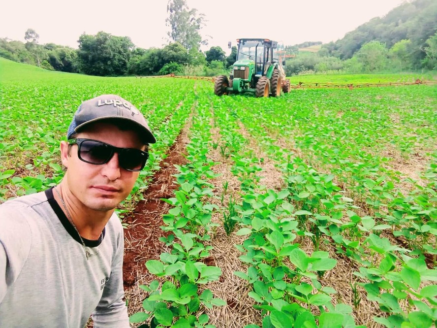 Everton Behrenz, de Tiradentes do Sul (RS), chegou a ter perdas de até 90% na colheita na colheita de grãos devido à seca causada pelo La Niña