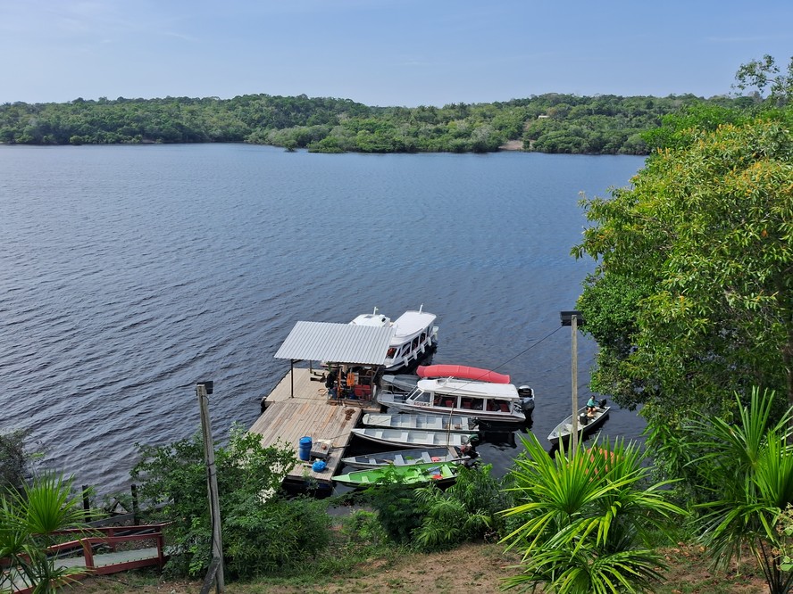 Barcos na comunidade Tumbira, em Iranduba (AM), às margens do Rio Negro