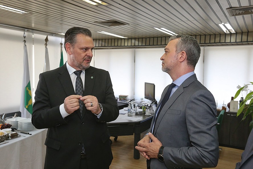 Ministro da Agricultura e Pecuária, Carlos Fávaro (e), e presidente da Conab, Edegar Pretto (d)