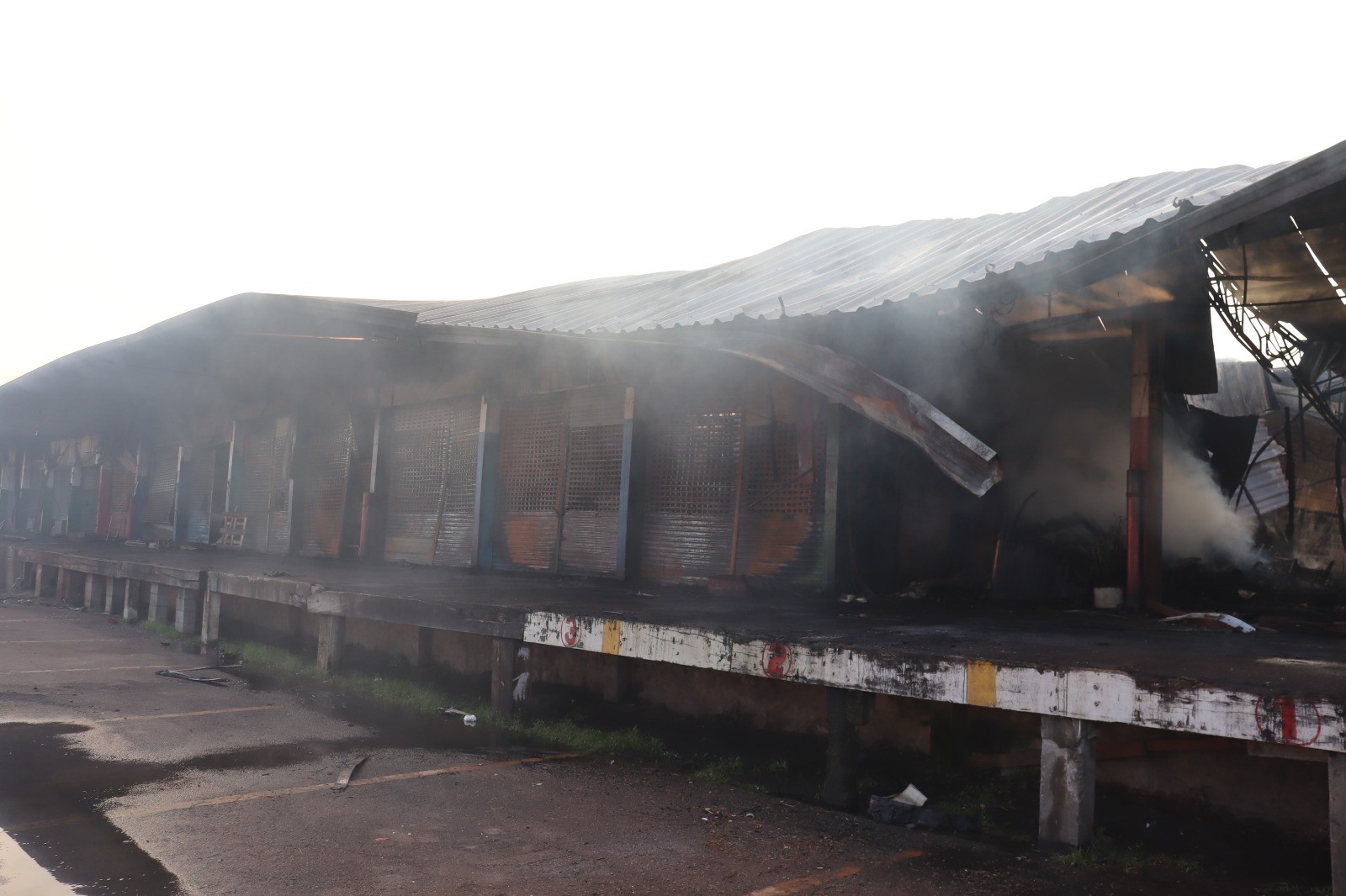 Incêndio de grandes proporções atinge Ceasa de Curitiba