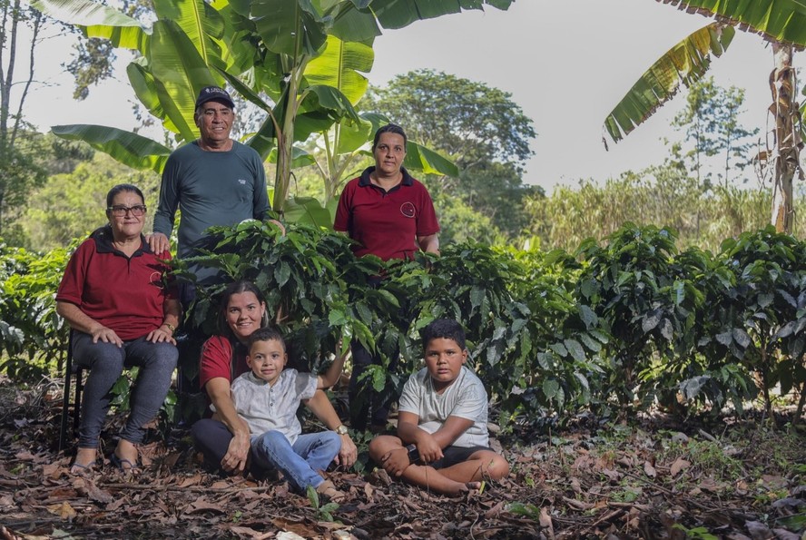 Toda família do produtor Sivaldo Luz contribui com a produção de café, que integra bananas e morangos