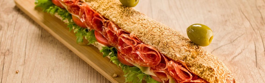 Sanduíche de metro com salame