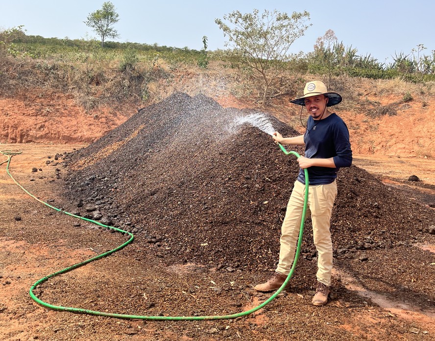 Jaime Pacheco Duarte Neto prepara adubo orgânico no Sítio Tapete Verde, em Santo Antônio do Amparo (MG)