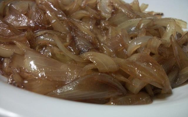 Acompanhamento saboroso: como fazer cebola caramelizada