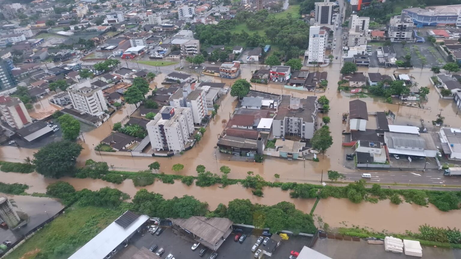 Chuva causa inundações e isola áreas rurais em Santa Catarina