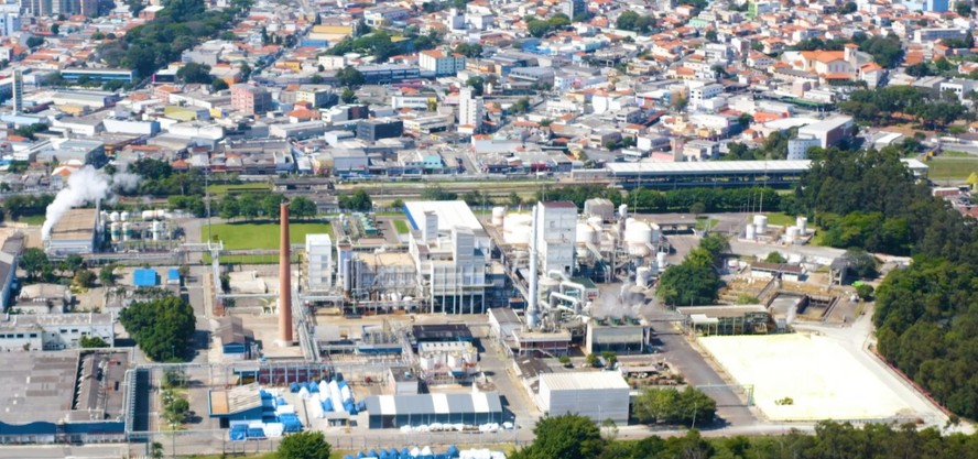 Nitro e imagem da fábrica que utiliza o sistema MES