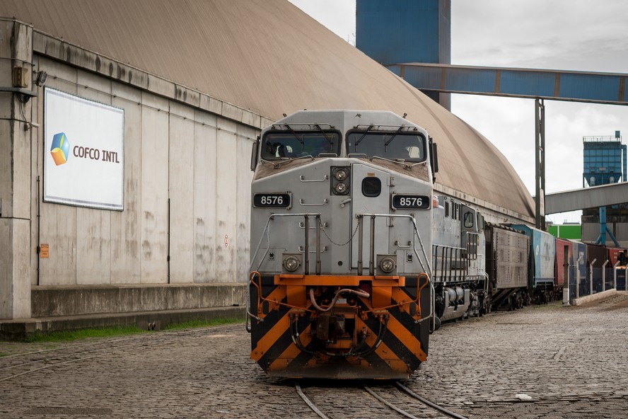 Trem no Terminal Export Cofco, em Santos