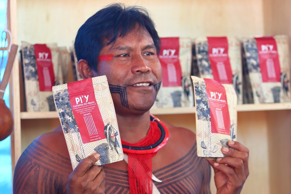Bepunu Kayapó, presidente da cooperativa, mostra a embalagem de 150g da castanha da Coobay que pode ser encontrada no Pão de Açúcar — Foto: Pat-i Kayapó/Acervo Associação Floresta Protegida