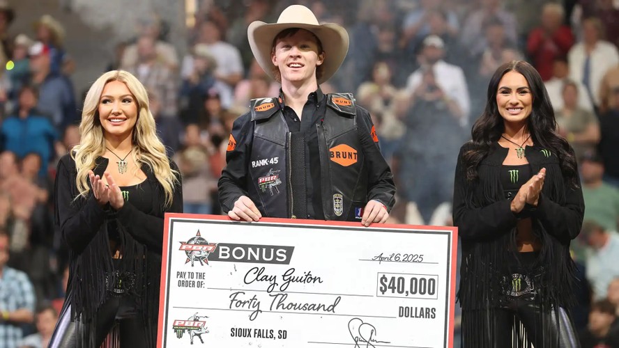 Brasileiros tropeçam, e americano de 19 anos vence a primeira na PBR