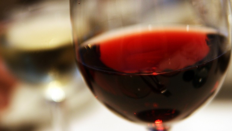 Fiscalização apreende 14 mil litros de vinho com indícios de irregularidades no Paraná - QTU Questões do Universo