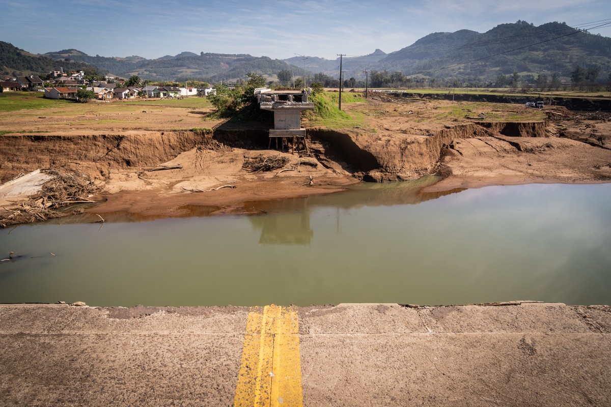 Queda de ponte isola município no RS