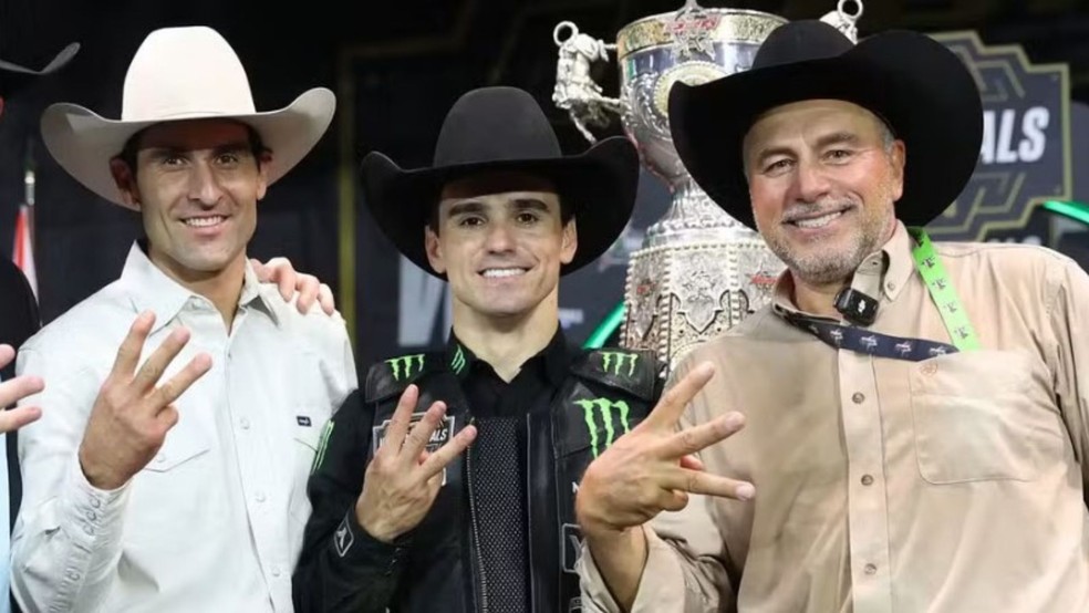 Silvano Alves, José Vitor Leme e Adriano Moraes: peões brasileiros que foram tricampeões da PBR — Foto: Divulgação/PBR