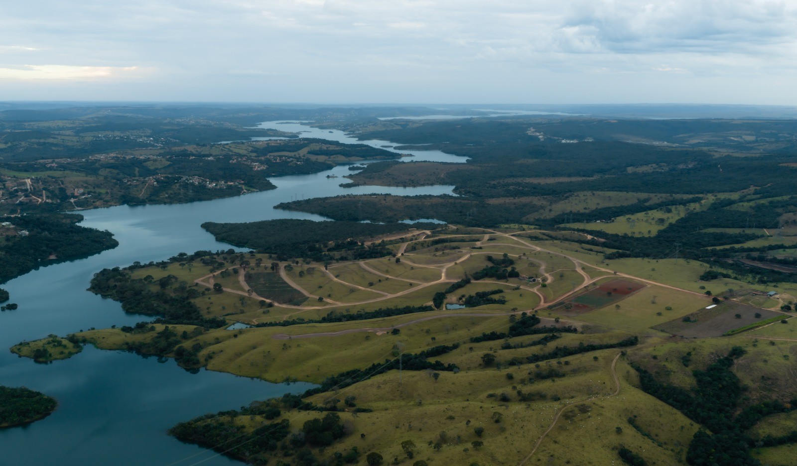 Casa de campo em Goiás: o que os compradores passaram a exigir (e por que o clube agora vem antes do lote) - QTU Questões do Universo