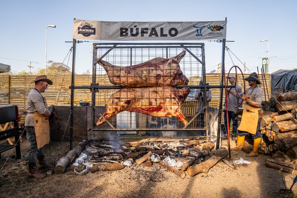 Uma carcaça inteira de búfalo foi assada durante a Expointer 2023 — Foto: Marcelo Curia