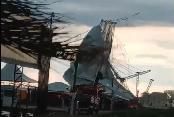 Temporal atinge estrutura de feira agrícola no Rio Grande do Sul