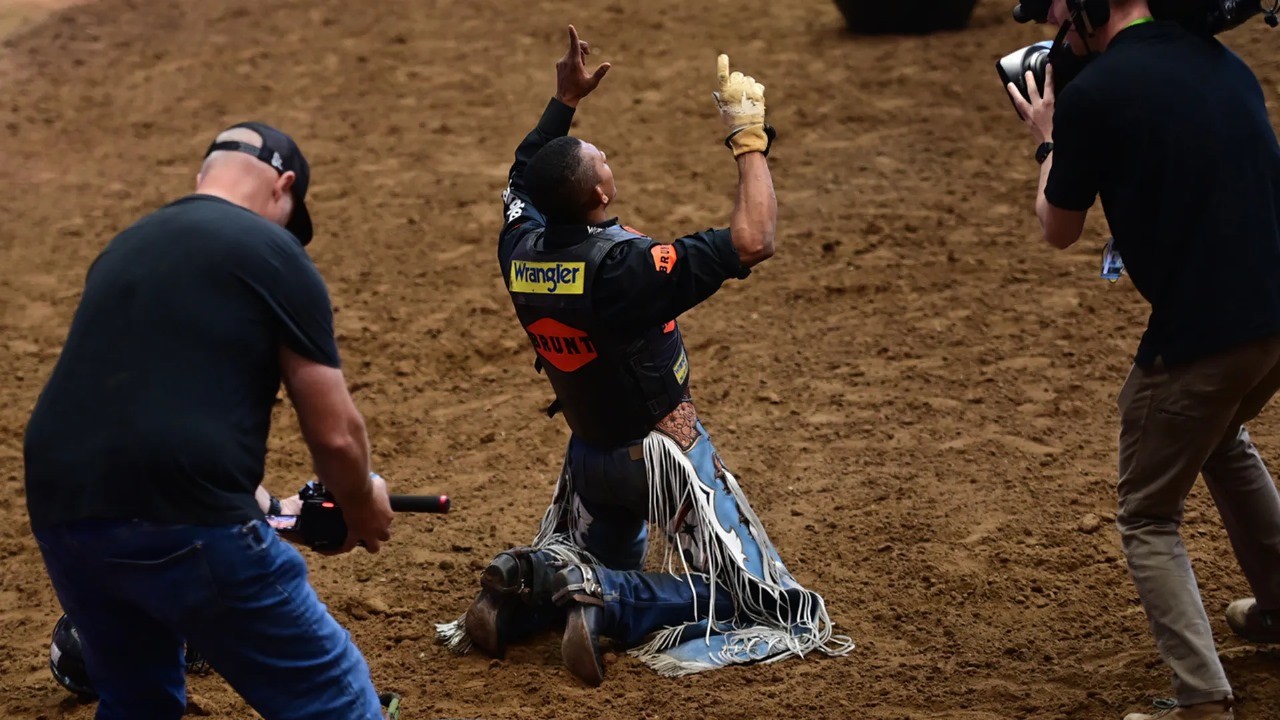 Peão brasileiro pisoteado por touro é liberado para montar em competição internacional