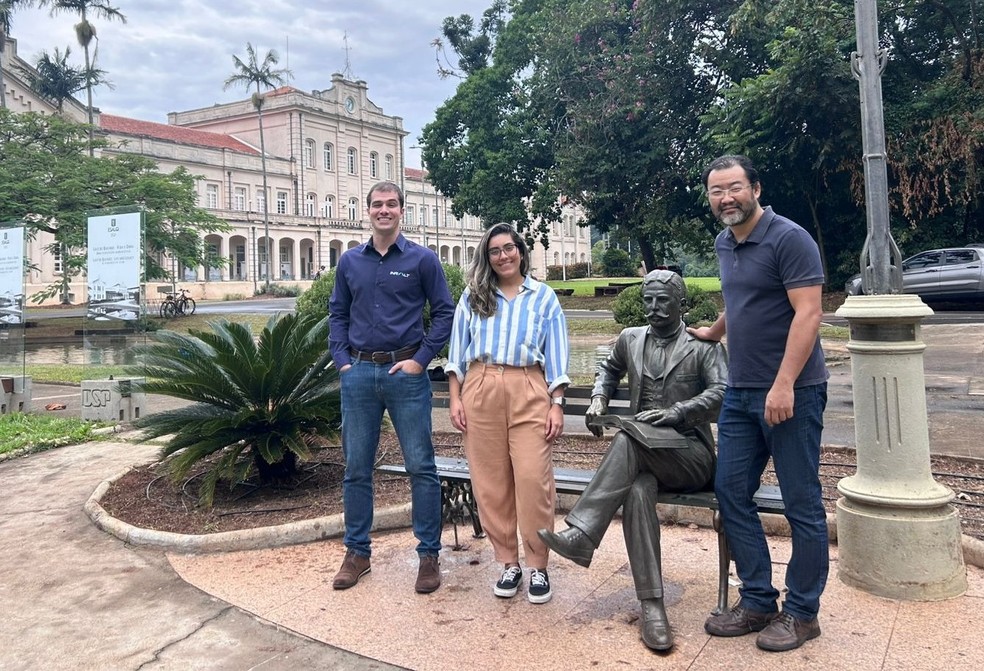 Marcos Gemes e Thainara Rebelo, fundadores da Inralt, e Marcos Kamogawa, professor da Esalq — Foto: Divulgação