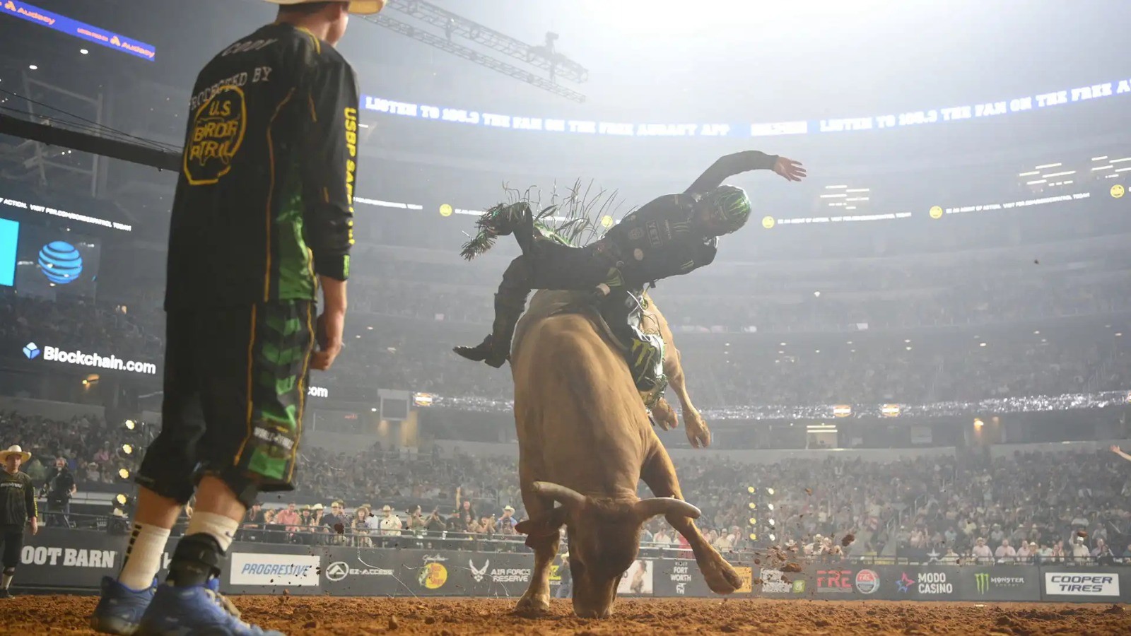 Brasileiro domina 2 touros e sai na frente na final da PBR no Texas