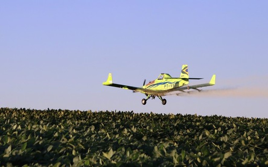 Alguns projetos querem proibir pulverização aérea na agricultura, mas sistema  ainda é bastante utilizado