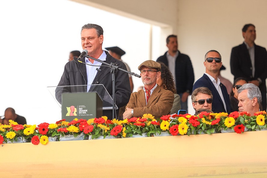 Carlos Fávaro discursou durante a cerimônia do Desfile dos Campeões na Expointer 2023