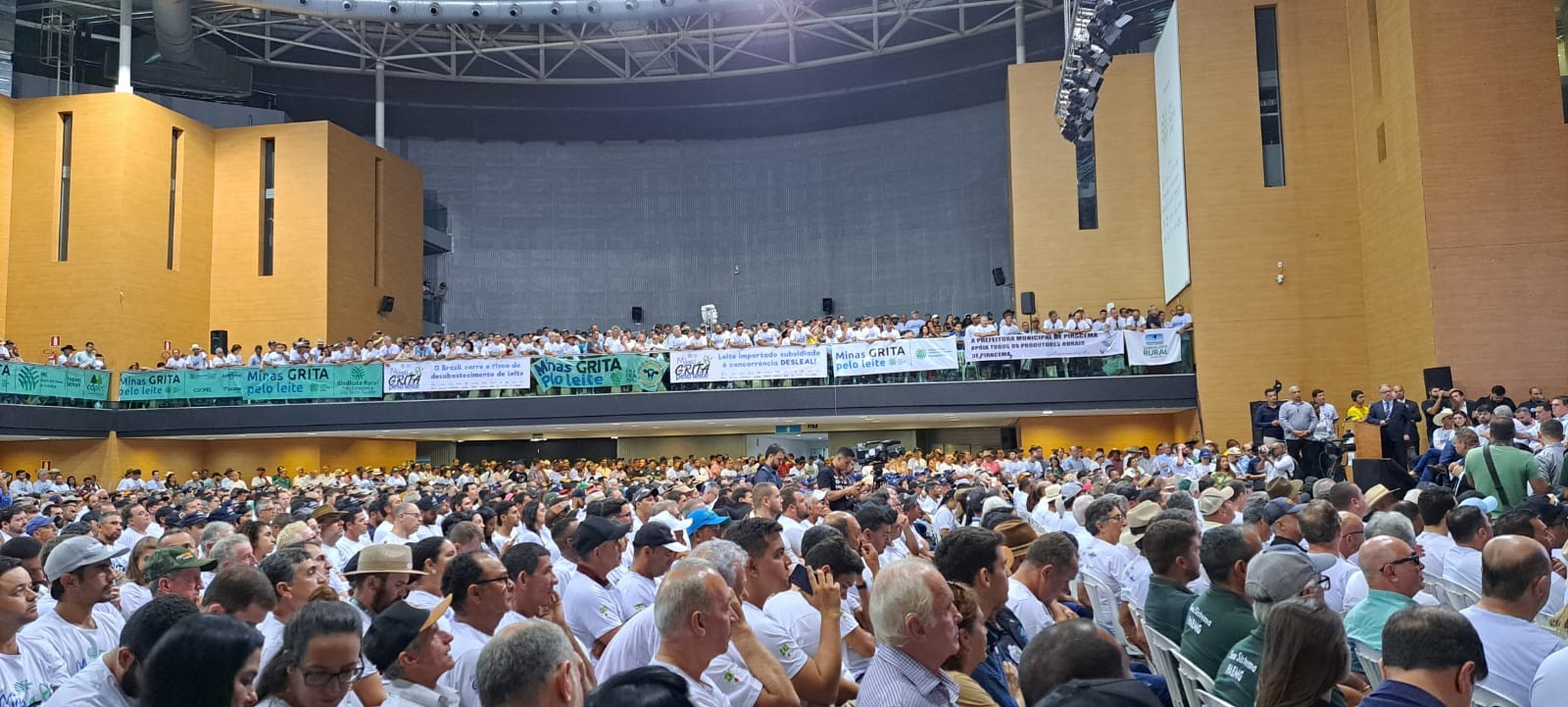 Manifestação pede apoio ao produtor de leite em Minas Gerais