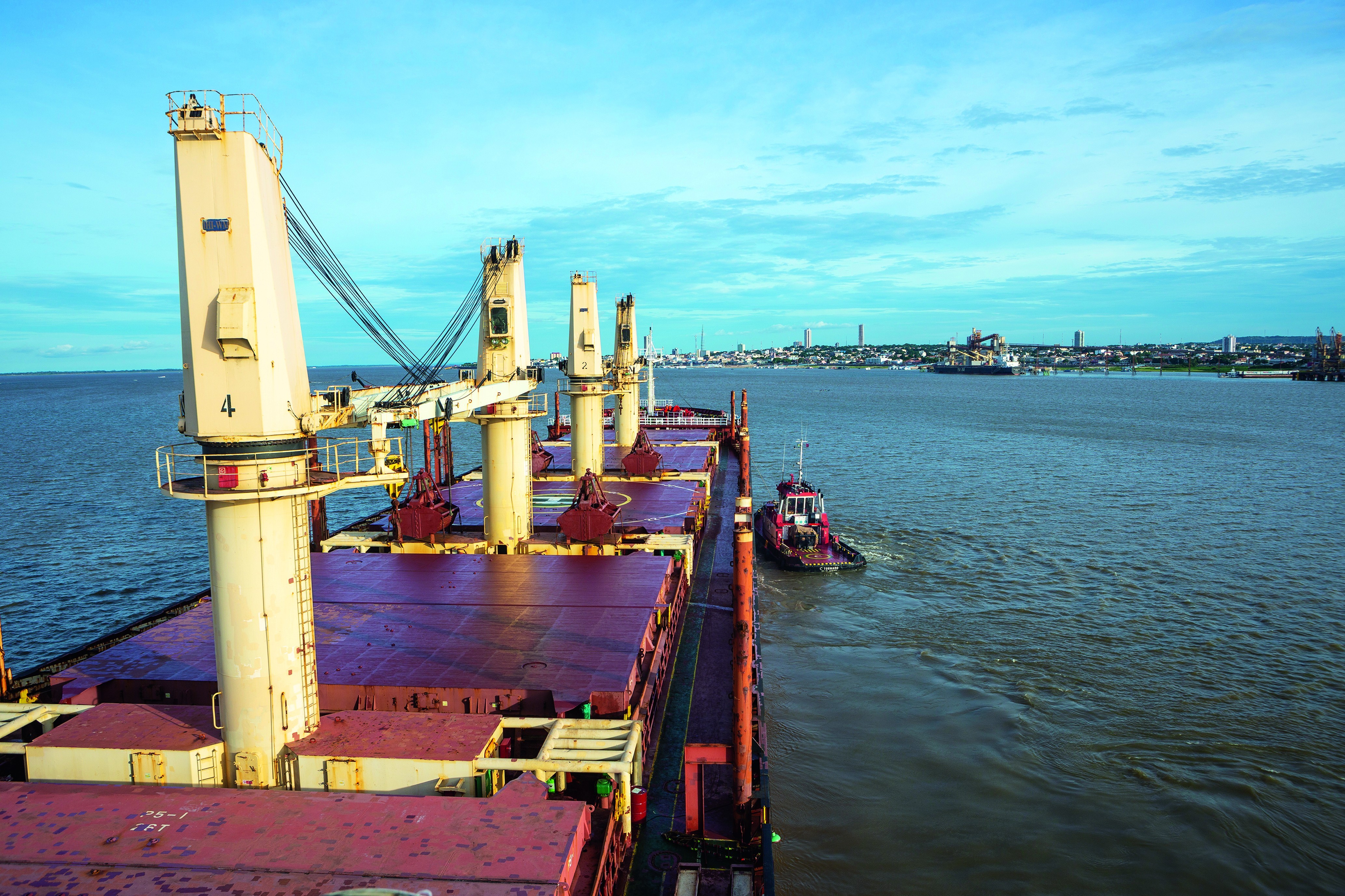 Balança comercial brasileira registra superávit de US$ 68,3 bi em 2025, queda de 8% sobre 2024