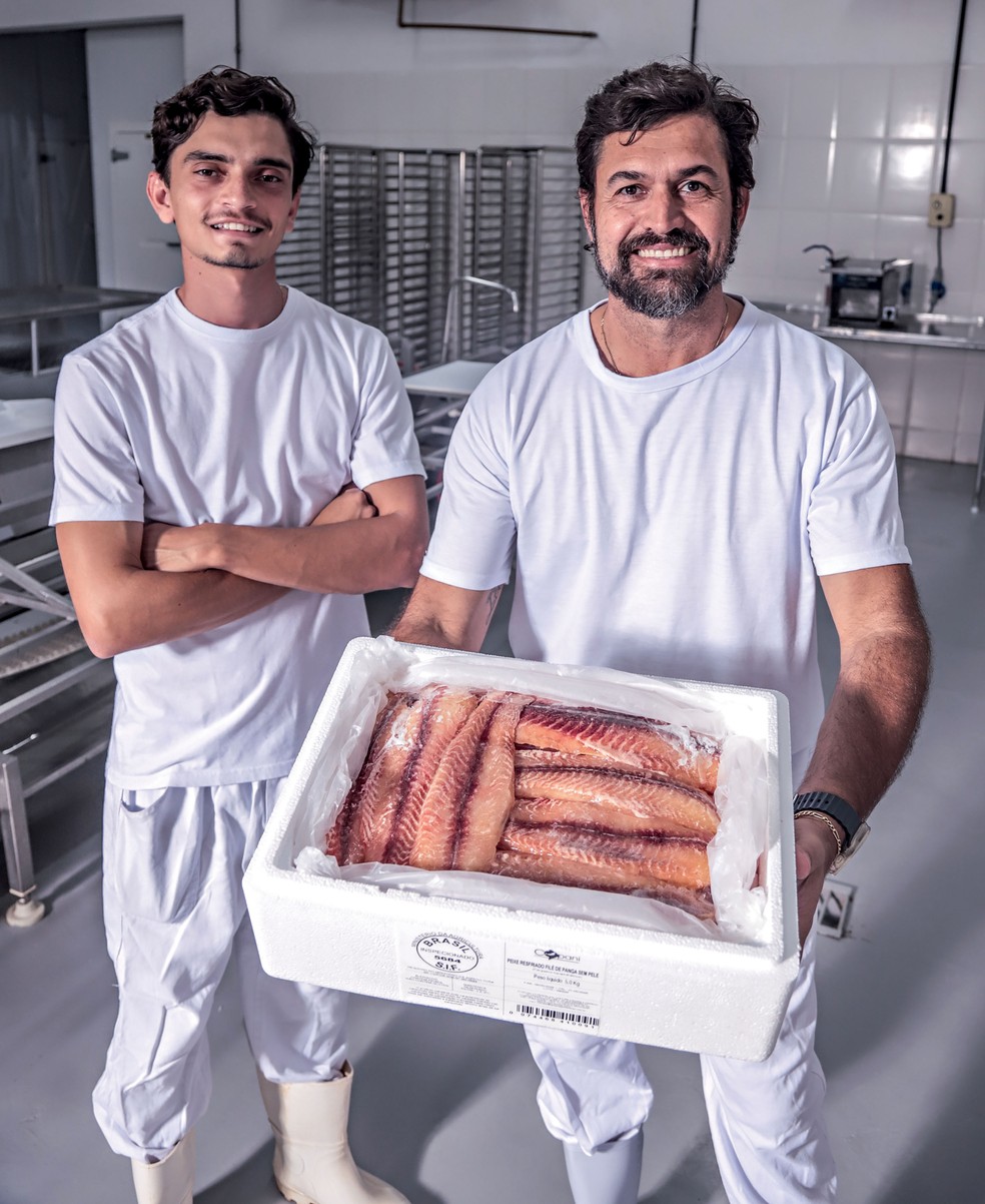  Mateus e Tiago Colpani: pioneiros da piscicultura nacional que apostaram na produção de panga, espécie originária do Vietnã — Foto: Ricardo Benichio